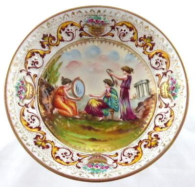 Miska na trojnožce s barevným figurálním motivem