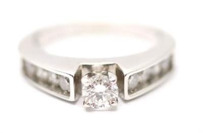 Zlatý prsten s diamanty