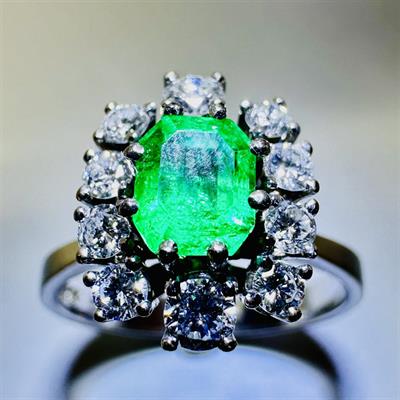 Zlatý prsten se smaragdem a brilianty