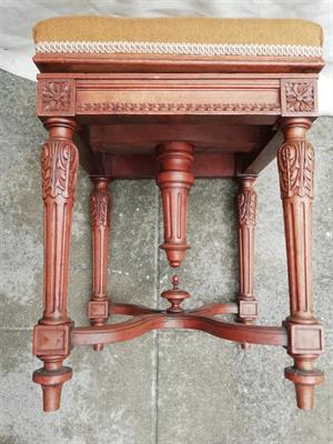 Vyřezávaná stolička