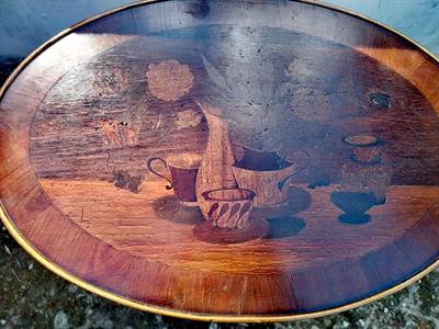 Bohatě intarzovaný stolek