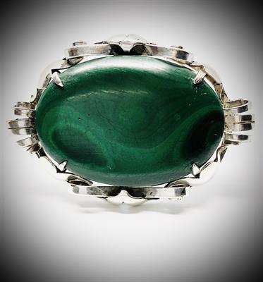 Stříbrná brož s malachitem