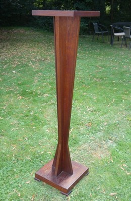 Kubistický sloup na sochu