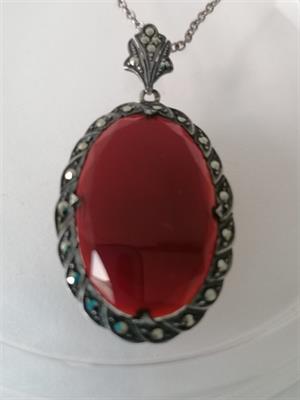 Stříbrný náhrdelník s karneolem a markazity