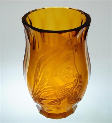 Váza s portrétem dívky v šátku, ambrové sklo Železný Brod