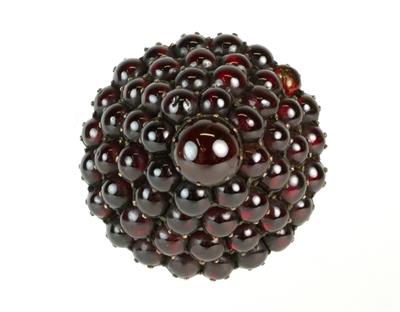 Brož s českými granáty