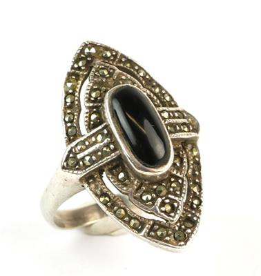 Stříbrný prsten s onyxem a  markazity