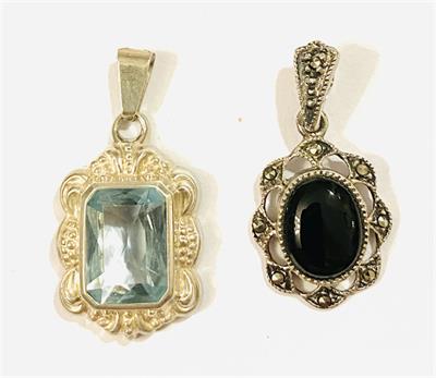 Dva stříbrné přívěšky s modrým kamenem a onyxem s markazity