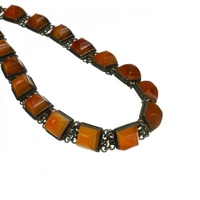 Stříbrný náhrdelník s karneolem