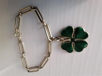 Stříbrný náramek s velkým čtyřlístkem