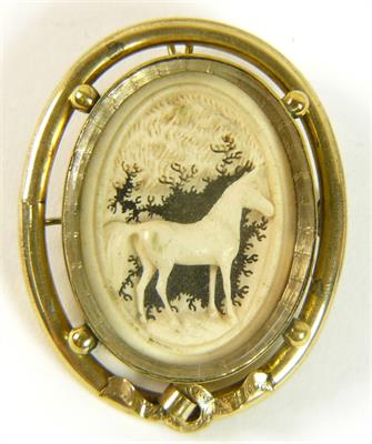 Brož s řezbou koně