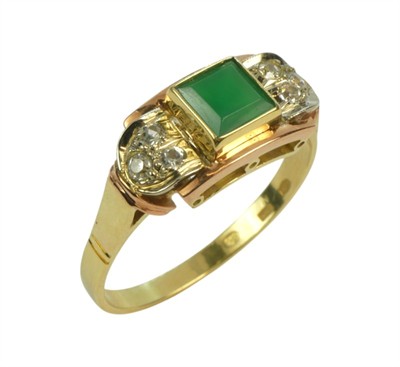 Zlatý prsten s chrysoprasem a čirými kameny