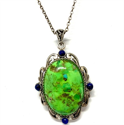 Stříbrný náhrdelník s výrazně zeleným kamenem a lápisy