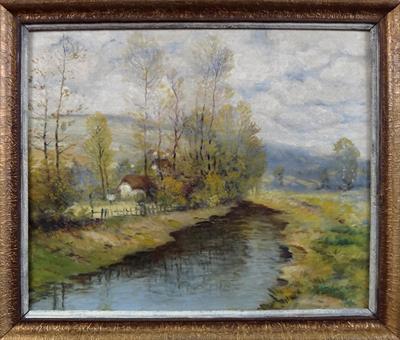 Stavení s potokem za plotem