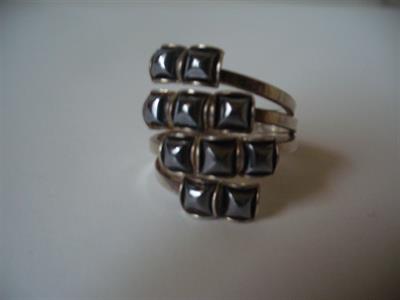 STŘÍBRNÝ  PRSTEN  S  HEMATITY