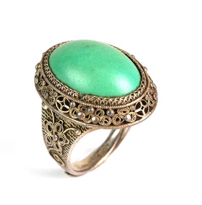 Stříbrný prsten se zeleným kamenem