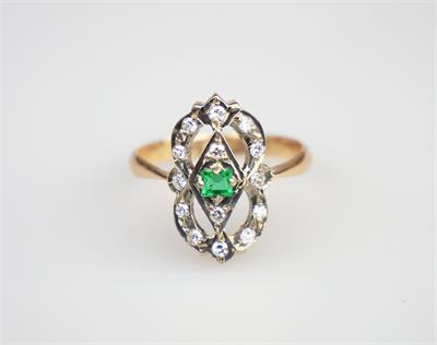 Zlatý prsten s diamanty a smaragdem