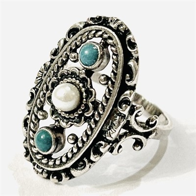 Stříbrný pseudohistorizující prsten s tyrkysy a perlou