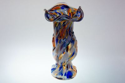 Secesní váza - Ruka s kalichem hojnosti z pestrobarevného skla