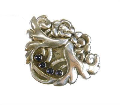 Stříbrná secesní brož