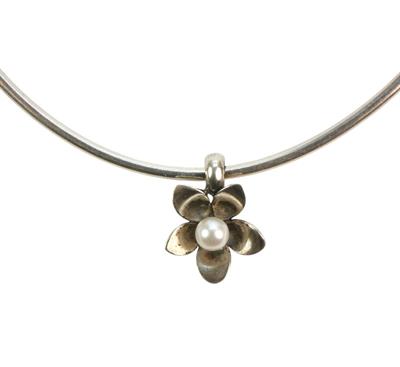 Stříbrný náhrdelník – květ s perlou