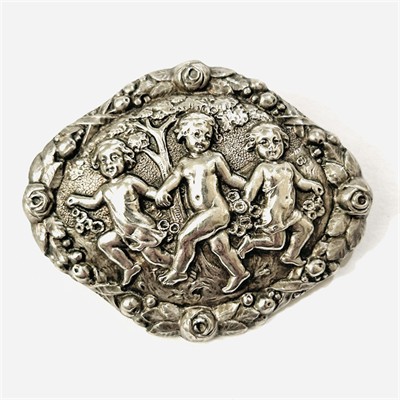 Stříbrná novorokoková žánrová brož