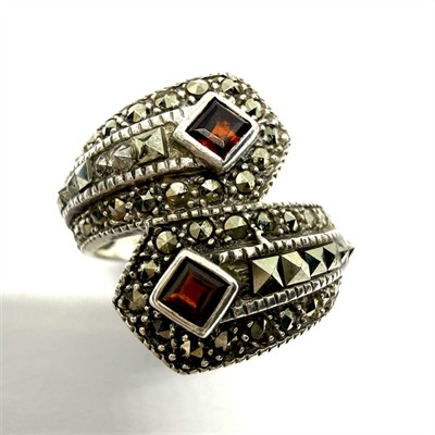 Stříbrný prsten s granáty a markazity