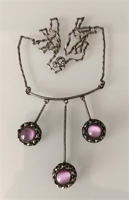 Stříbrný náhrdelník s ověsy.