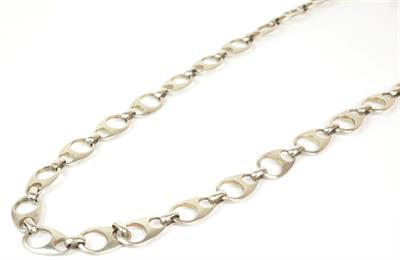 Výrazný stříbrný náhrdelník