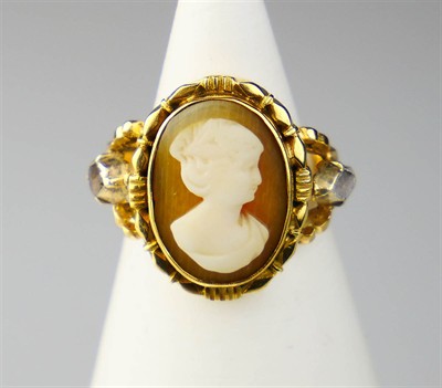 Zlatý prsten s kamejí a diamanty