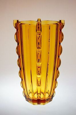 Váza ve stylu ART - DECO z ambrového skla