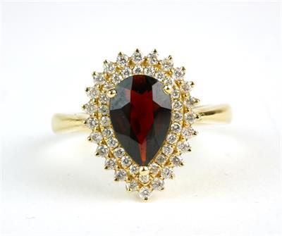 Zlatý prsten s granátem a brilianty