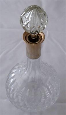 Broušená skleněná karafa se stříbrným hrdlem