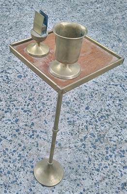 Mosazný kuřácký stoleček