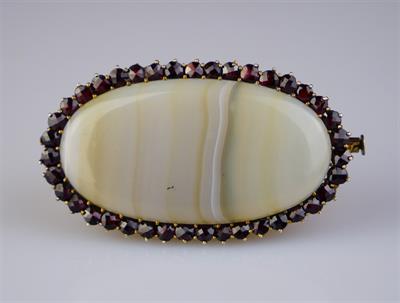 Stříbrná brož s achátem a českými granáty