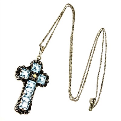 Stříbrný náhrdelník s modrými spinely a perlou - kříž
