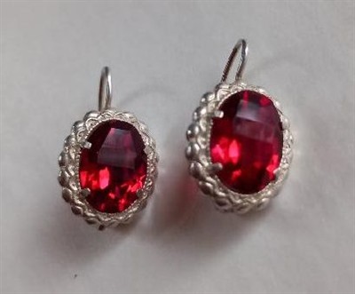 Stříbrné náušnice s červenými kameny