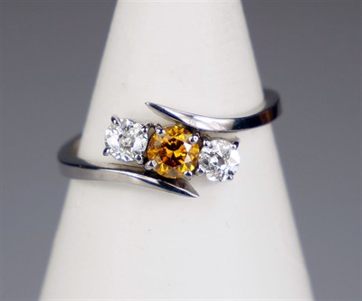 Zlatý prsten s fancy diamantem