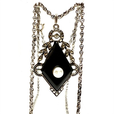 Stříbrný Art deco náhrdelník s perlou a markazity