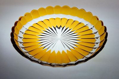 Bohatě broušená mísa z ambrového skla