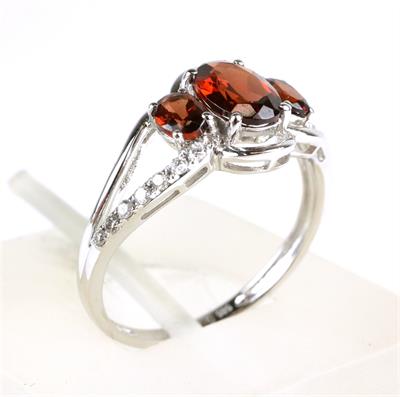 Zlatý prsten s granáty  a brilianty