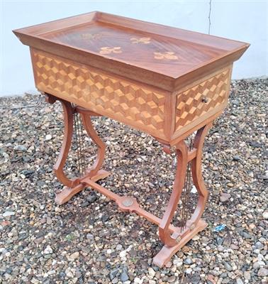 Intarzovaný stoleček