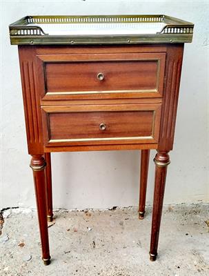 Stolek s mosaznými prvky