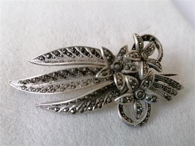 Velká stříbrná brož s markazity - Květ