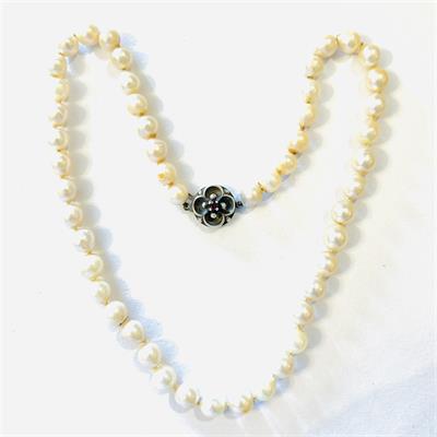 Perlový náhrdelník se stříbrným zapínáním s rubínem