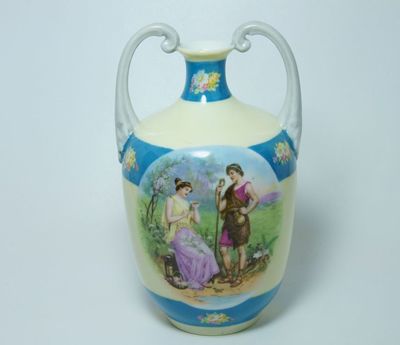 Porcelánová váza s antickým motivem, porc. Klášterec znač. VIENNA AUSTRIA