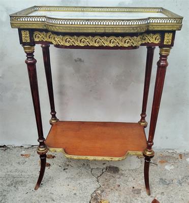 Bohatě zdobený stoleček mosazí