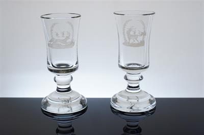 Pár sklenic z období Biedermeieru s rytinou - lovecký motiv