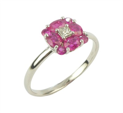 Zlatý prsten s rubíny a briliantem