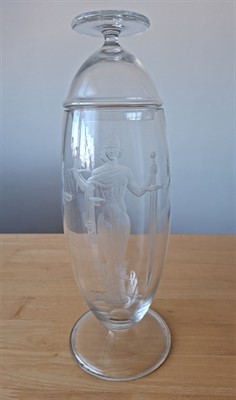 Šimek Jan - skleněný váza s víkem - brus socha spravedlnost